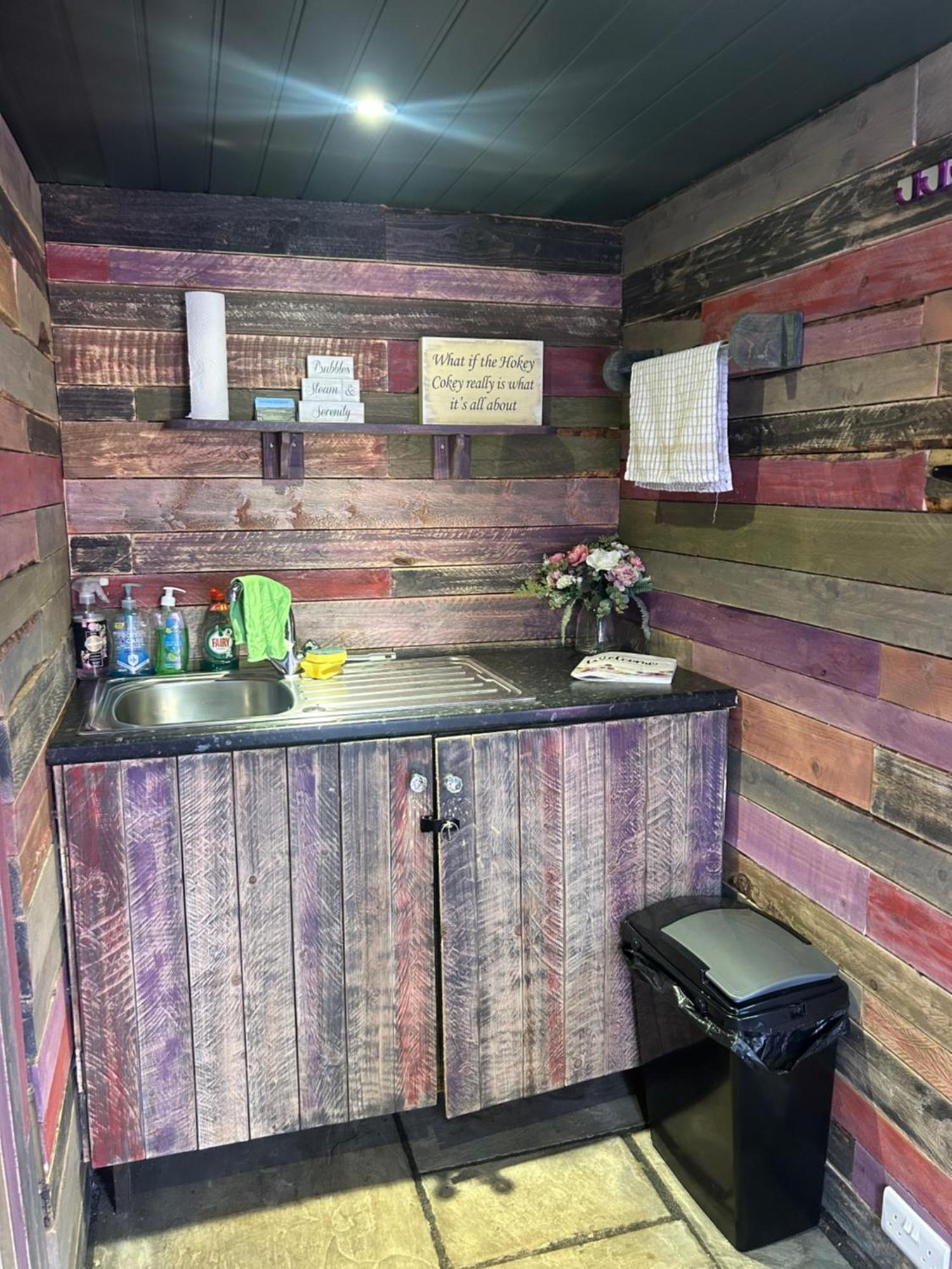 Rhodes To Serenity - Waterfall Shepherds Hut Cauldon Екстер'єр фото